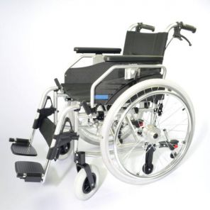 Кресло-коляска Titan LY-710-115LQ (пневмо колёса)